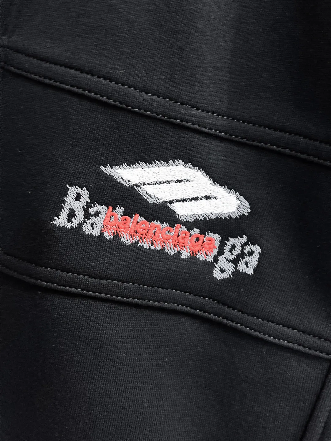 Balenciaga's three-standard complete 2026 summer New Arrival men's casual shorts, advanced custom-made Breathable fabric, Breathable fabric, extremely stretchy and comfortable, impeccable details, top-grade accessories, original logo design concept, delicate and soft feel! The upper body fit is awesome! Size: M-XXXL Please state your height and weight when ordering